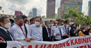 Kelompok oposisi Malaysia Aksi protes penundaan sidang khusus parlemen di Dataran Tinggi, Kuala Lumpur, Malaysia, Senin (2/8).