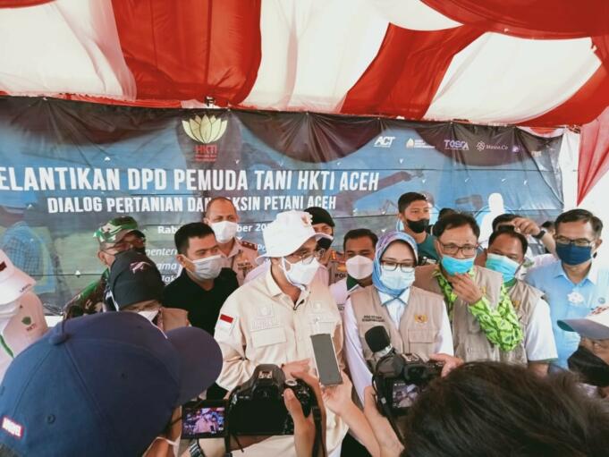 Wakil Menteri Pertanian RI, Harvick Hasnul Qolbi usai menghadiri pelantikan pengurus DPD Pemuda Tani HKTI Aceh dan Meninjau Vaksinasi Tani se-Aceh di Kawasan Perkebunan Kurma Barbate, Aceh Besar pada Rabu (8/9). Foto: Aktual/Hilmi