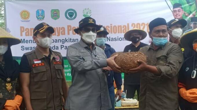 Wakil Menteri Pertanian RI, Harvick Hasnul Qolbi (tengah) bersama Bupati Trenggalek, Mochamad Nur Arifin (kiri) saat melakukan Panen Raya Porang Nasional 2021 di Kecamatan Pule, Kabupaten Trenggalek, Jawa Timur, Rabu (25/8). (Foto: Arie Saputra/Aktual.com).