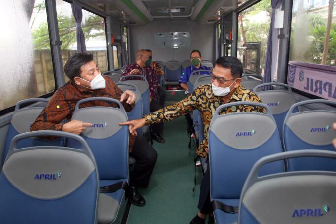 Serah terima bus listrik rendah emisi MD 12E NF secara simbolis oleh Founder PT MAB, Jenderal (Purn.) Moeldoko kepada Direktur Utama PT Riau Andalan Pulp and Paper (unit operasi Grup APRIL), Sihol Aritonang, di kantor PT MAB, Selasa (31/08/2021).