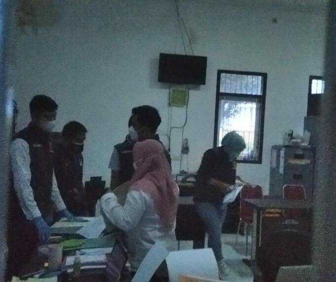 Tim Satreskrim Polres Jember saat melakukan pengeledahan di kantor Sekretariat BPBD Jember. Foto/Aziz