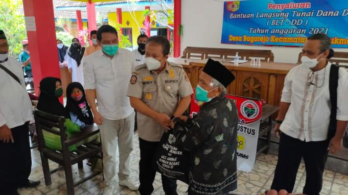 Bupati Jember Hendy Siswanto, serahkan bantuan ke warga. Foto/Aziz
