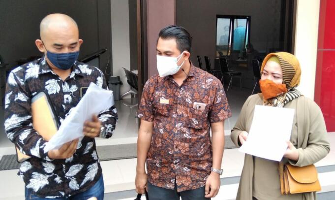 Korban usai melaporkan ke SPKT Polres Jember. Foto/Aziz