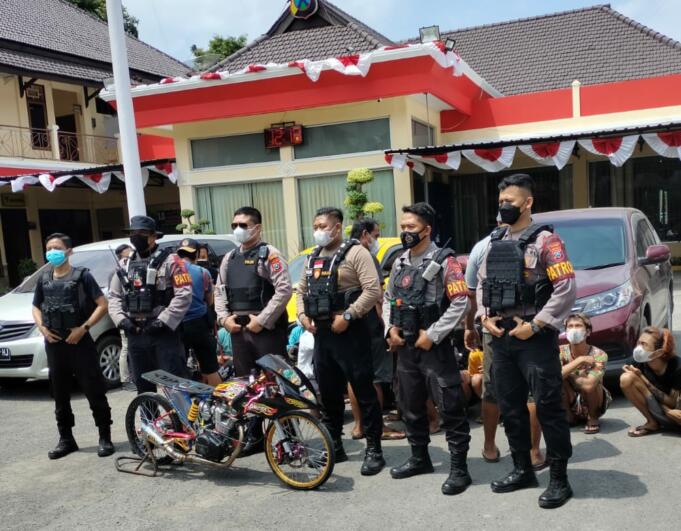 Saat diamankan di halaman Mapolres Jember. Foto/Aziz