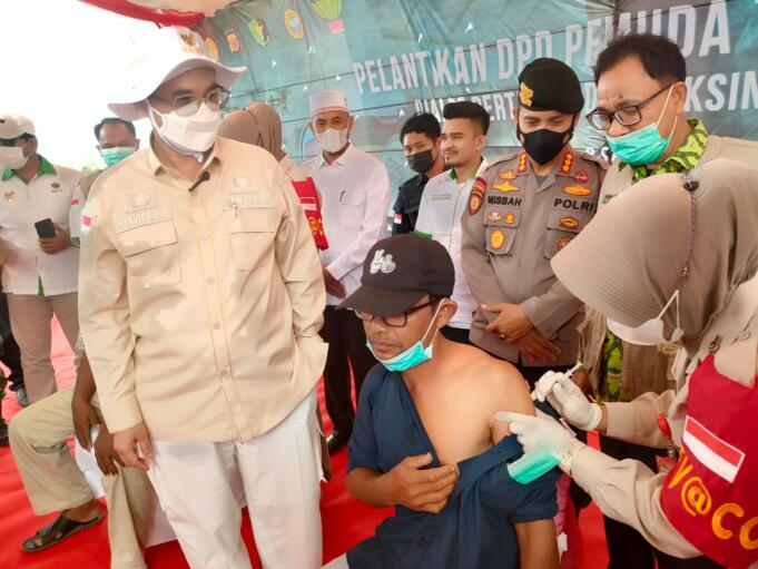 Wakil Menteri Pertanian RI, Harvick Hasnul Qolbi saat meninjau Vaksin Tani di Kawasan Perkebunan Kurma Barbate, Aceh Besar pada Rabu (8/9). (Foto: Hilmi/Aktual)