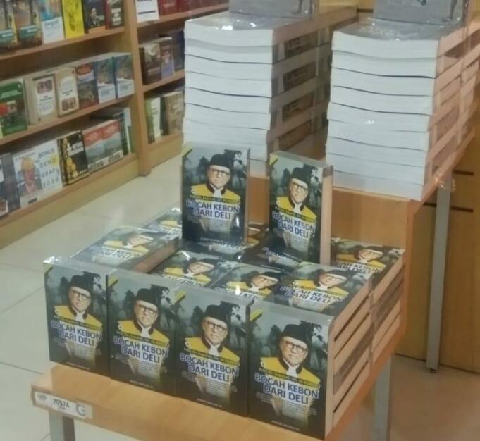 Buku Bocah Kebon Dari Deli di toko buku Gramedia Matraman, Jakarta.