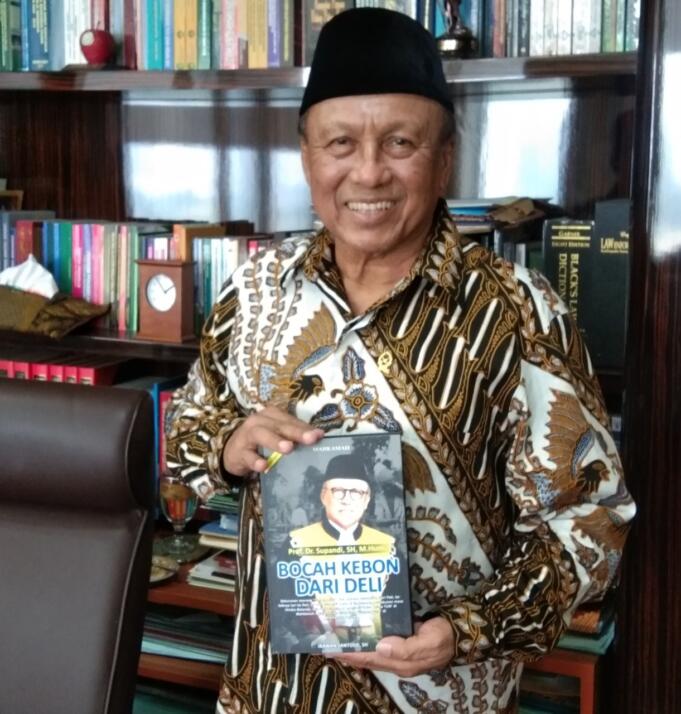 Prof. Dr. Supandi, SH, M.Hum, tokoh utama dalam kisah buku 'Bocah Kebon Dari Deli.' Buku yang sangat inspiratif buat siapa saja.