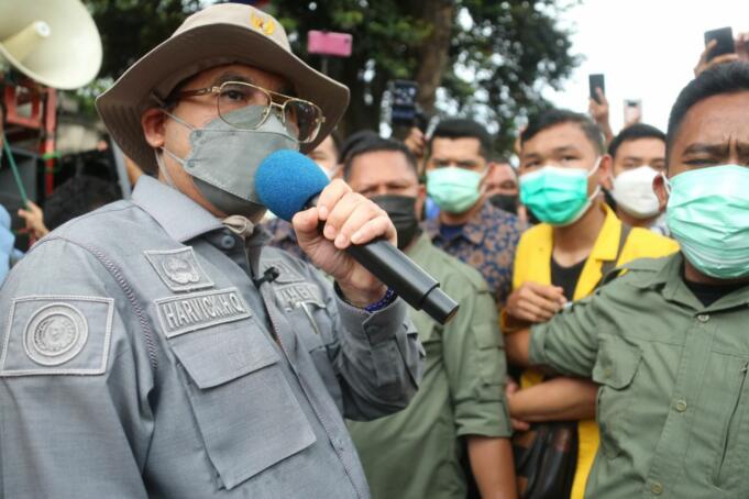 Wakil Menteri Pertanian RI, Harvick Hasnul Qolbi saat menemui massa aksi dari Badan Eksekutif Mahasiswa Seluruh Indonesia (BEM-SI) di depan Gedung Kementerian Pertanian, Jakarta, Jumat (24/9).