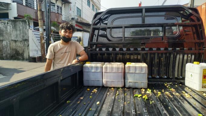 Salah seorang peserta sedekah minyak jelantah di depan kantor LAZAR, Jakarta, Selasa (28/9).