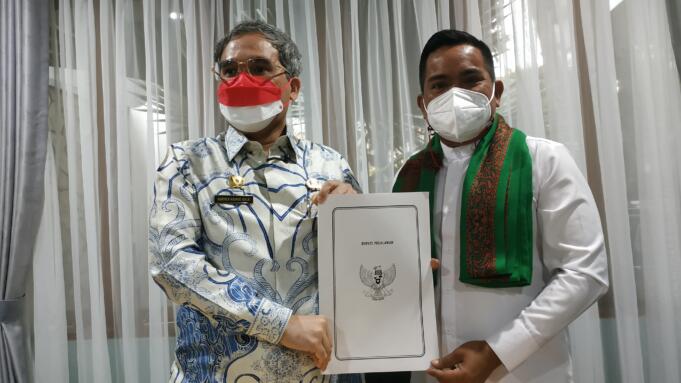 Bupati Pelalawan, Zukri Misran didampingi Plt Kadis Pertanian dan Kadis Kehutanan mengunjungi Wakil Menteri Pertanian RI Harvick Hasnul Qolbi di Kantornya pada Rabu (1/9/2021) membicarakan potensi pertanian di wilayah Kabupaten Pelalawan, Riau. Hadir pula Anggota DPD-RI Dapil Riau, Edwin Pratama Putra. Dalam pertemuan tersebut, Wakil Menteri Pertanian RI Harvick Hasnul Qolbi berpesan kepada Bupati Pelalawan Zukri Misran untuk segera membentuk Perusda (BUMD) supaya hasil pertanian dari Kabupaten Pelalawan dapat menjadi ekspor unggulan, yang mana posisi Pelalawan sangat strategis dekat dengan Singapura dan Malaysia.