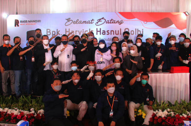 Foto bersama karyawan PT RASS Mandiri dengan Wakil Menteri Pertanian Harvick Hasnul Qolbi, usai rangkaian acara peresmian gudang penyimpanan daging di PT RASS Mandiri, di Jl Raden Inten, Jakarta Timur Rabu (15/9). AKTUAL / WARNOTO