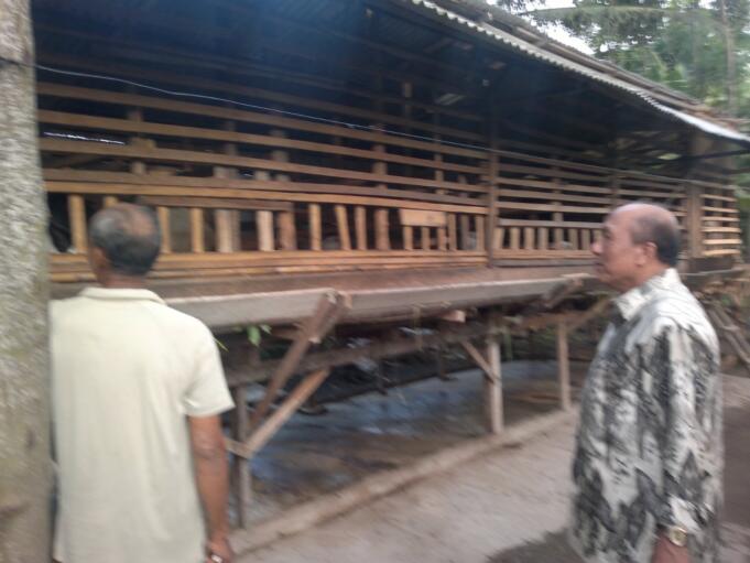 Prof. Dr Supandi, SH, MHum bersama kawan kecilnya masa gembala yang dikenal 'Bocah Kebon Dari Deli.'