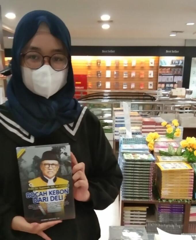 Buku 'Bocah Kebon Dari Deli' diserbu kalangan milenial di Gramedia Matraman, Jakarta.