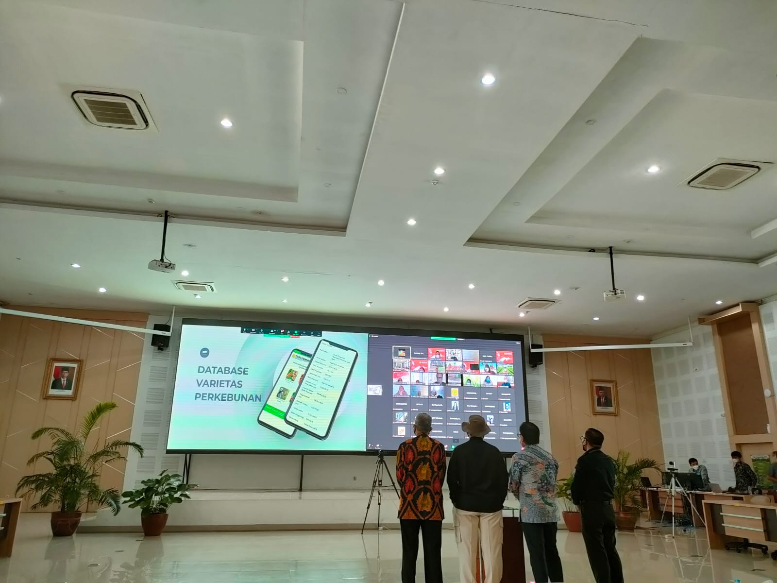 Wakil Menteri Pertanian (Wamentan), Harvick Hasnul Qolbi saat menghadiri peluncuran Aplikasi SITEKBUN (Sistem Informasi Teknologi Perkebunan) yang dibuat oleh Puslitbangbun Kementan di Kota Bogor, Jawa Barat, Selasa (19/10).