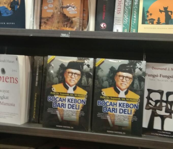Buku 'Bocah Kebon Dari Deli' di toko buku Gramedia Grand Indonesia Mall, Jakarta Pusat