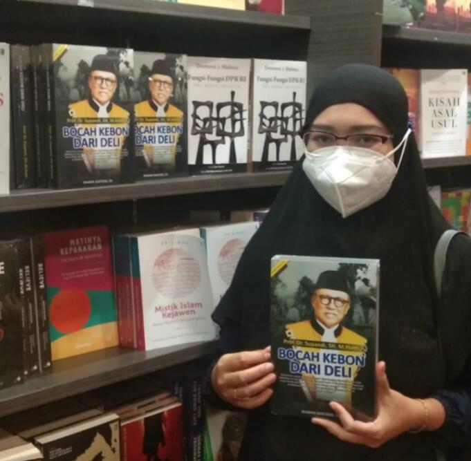 Ayu Hanny (26) saat membaca Buku 'Bocah Kebon Dari Deli' di toko buku Gramedia Grand Indonesia Mall, Jakarta Pusat, pada Rabu (20/10). Foto: Aktual.com