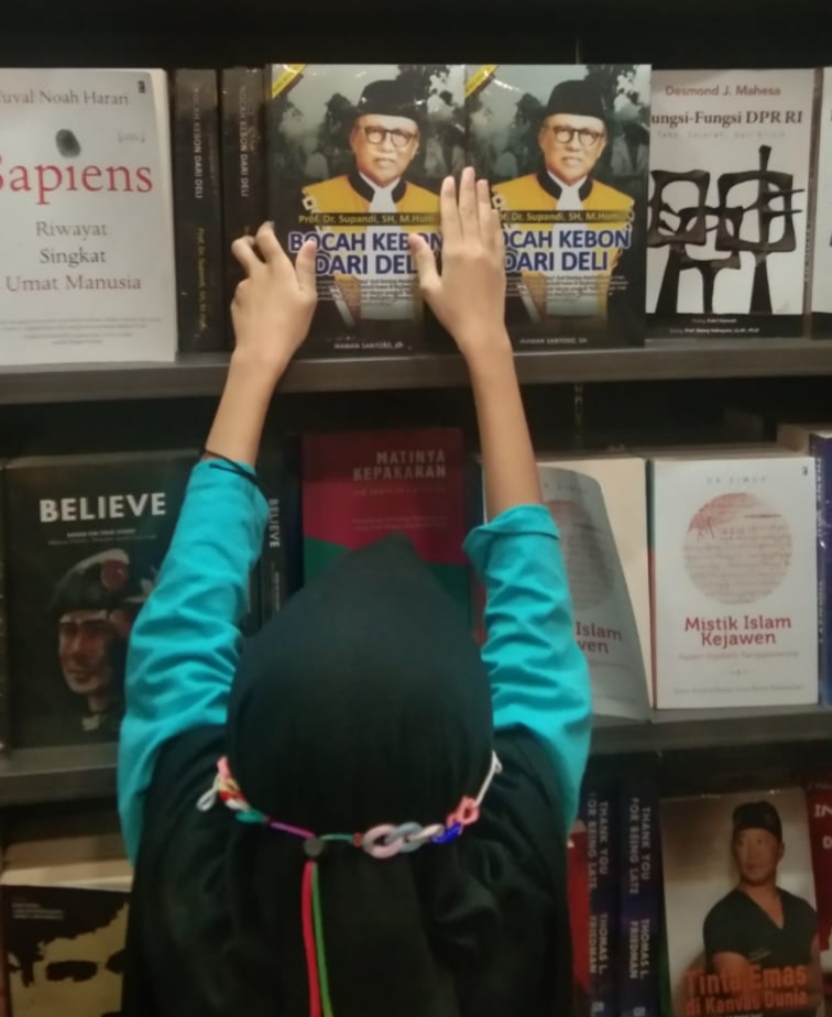 Buku 'Bocah Kebon Dari Deli' di toko buku Gramedia, Jakarta