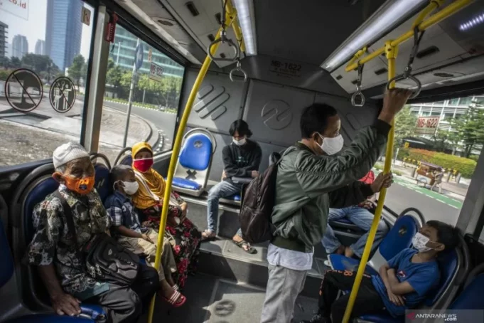 Penumpang berada di dalam Bus TransJakarta/Antara