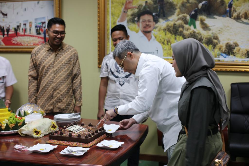 Wakil Menteri Pertanian, Harvick Hasnul Qolbi saat melakukan tasyakuran di ruang kerjanya, Jakarta, Rabu (17/11). Foto: Aktual/Istimewa