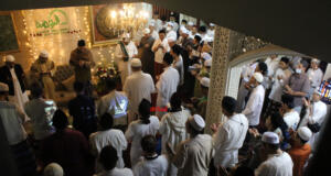 Mahalul qiyam peringatan Maulid Nabi Muhammad Shalalahu alaihi wassalam, di Zawiyah Arraudhah, Tebet, Jakarta Selatan, Selasa (9/11). FOTO: AHMAD WARNOTO / AKTUAL