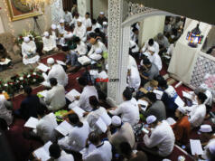 Cahaya Perjalanan Menuju Allah: Antara Tawajjuh dan Muwajahah Ratusan ikhwah toriqoh ikuti gelaran peringatan Maulid Nabi Muhammad Shalalahu alaihi wassalam, di Zawiyah Arraudhah, Tebet, Jakarta Selatan, Selasa (9/11). FOTO: AHMAD WARNOTO / AKTUAL