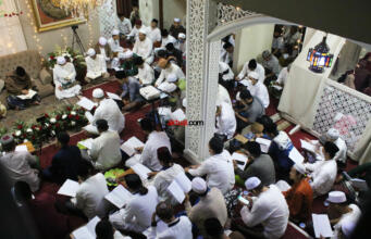 Ratusan ikhwah toriqoh ikuti gelaran peringatan Maulid Nabi Muhammad Shalalahu alaihi wassalam, di Zawiyah Arraudhah, Tebet, Jakarta Selatan, Selasa (9/11). FOTO: AHMAD WARNOTO / AKTUAL