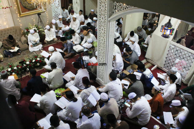 Ratusan ikhwah toriqoh ikuti gelaran peringatan Maulid Nabi Muhammad Shalalahu alaihi wassalam, di Zawiyah Arraudhah, Tebet, Jakarta Selatan, Selasa (9/11). FOTO: AHMAD WARNOTO / AKTUAL