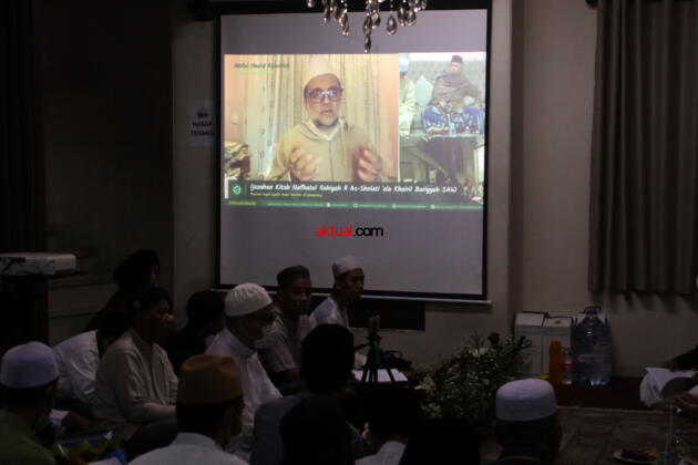 Video conference dari Maroko bersama Maulana Syekh As-Syarif Dr. Abdul Mun’iem bin Abdul 'Aziz bin Shiddiq Al-Ghumari Al-Hasani, dalam peringatan Maulid Nabi Muhammad Shalalahu alaihi wassalam di Zawiyah Arraudhah, Tebet, Jakarta Selatan, Selasa (9/11). FOTO: AHMAD WARNOTO / AKTUAL