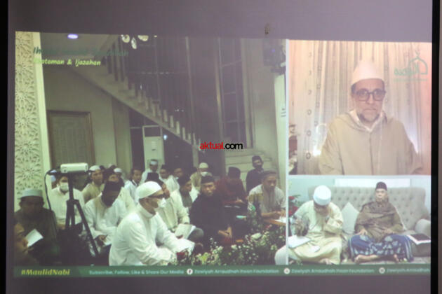 Video conference dari Maroko bersama Maulana Syekh As-Syarif Dr. Abdul Mun’iem bin Abdul 'Aziz bin Shiddiq Al-Ghumari Al-Hasani, dalam peringatan Maulid Nabi Muhammad Shalalahu alaihi wassalam di Zawiyah Arraudhah, Tebet, Jakarta Selatan, Selasa (9/11). FOTO: AHMAD WARNOTO / AKTUAL