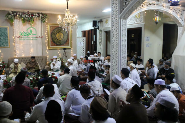 Ratusan ikhwah toriqoh ikuti gelaran peringatan Maulid Nabi Muhammad Shalalahu alaihi wassalam, di Zawiyah Arraudhah, Tebet, Jakarta Selatan, Selasa (9/11). FOTO: AHMAD WARNOTO / AKTUAL
