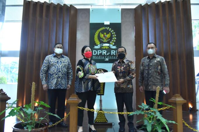 Menteri Sekretaris Negara, Pratikno (kedua dari kanan) saat menyerahkan Surat Presiden (Surpres) ke Ketua DPR RI, Puan Maharani di Komplek Senayan, Jakarta, Rabu (3/11). Istimewa
