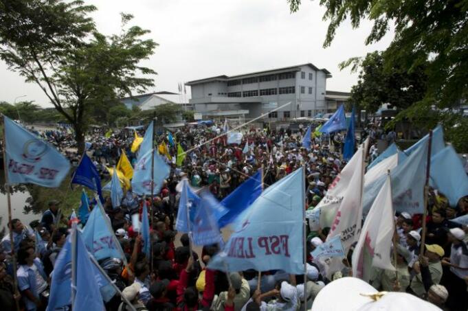 ASPEK Indonesia dan organisasi buruh lainnya melakukan unjuk rasa pembatalan penetapan upah minimum