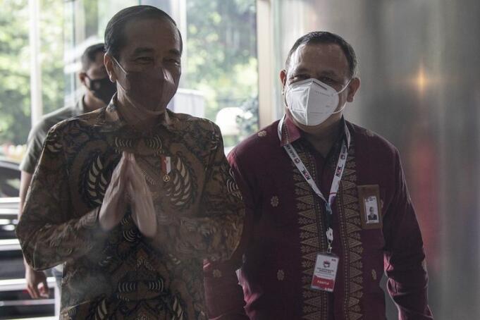 Presiden Joko Widodo didampingi Ketua KPK Firli Bahuri menghadiri peringatan Hari Anti Korupsi Sedunia 2021, di Gedung Merah Putih KPK, Jakarta, Kamis (9/12)/Antara