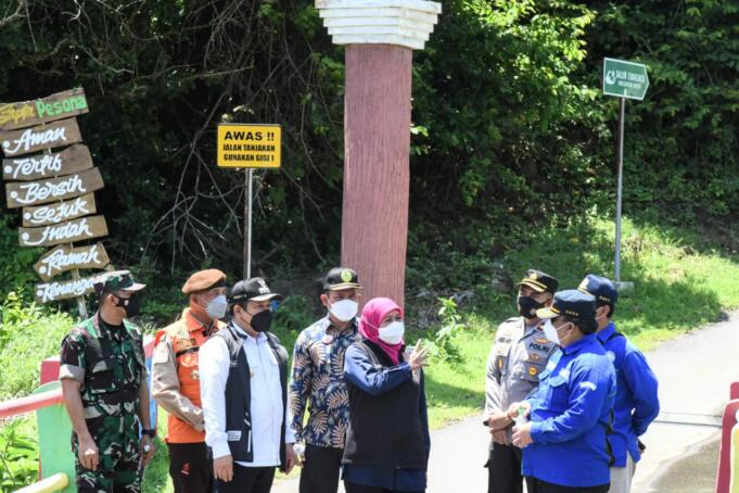 Saat meninjau ke lokasi Gubernur Khofifah Indar parawansa dan Bupati Jember Hendy Siswanto. Foto: Aktual/Aziz