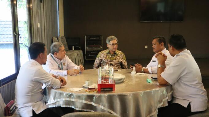 Wakil Menteri Pertanian (Wamentan), Harvick Hasnul Qolbi (tengah) saat berdialog dengan para UPT Pertanian di Lampung, Selasa (22/12). Foto: Aktual/Hilmi