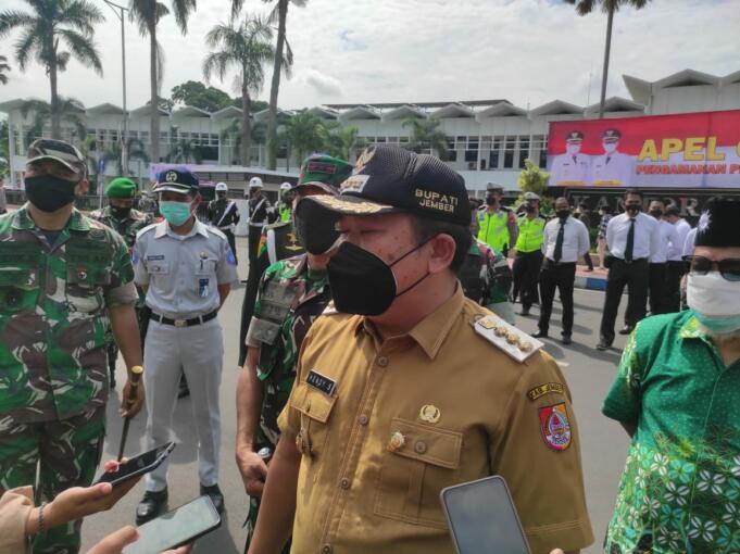 Bupati Hendy Siswanto, saat diwawancarai oleh awak media. Foto: Aktual/Aziz