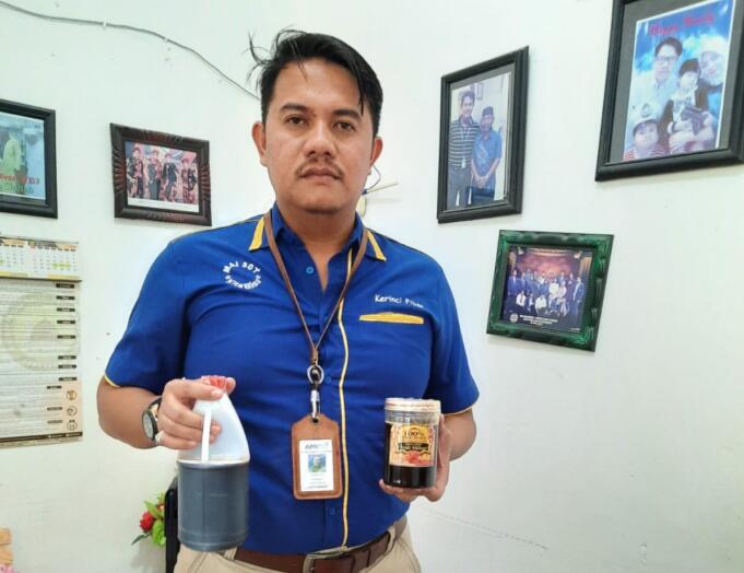 Karyawan PT. RAPP, Irwan saat memamerkan madu lebah.