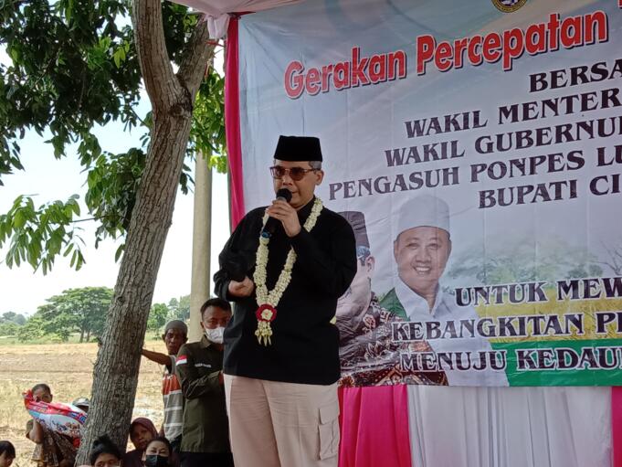 Wakil Menteri Pertanian (Wamentan), Harvick Hasnul Qolbi saat melakukan kunjungan kerja sekaligus penanaman benih padi varietas lokal MT1 dan Inpari 32 di Desa Guwa Lor, Kecamatan Kaliwedi, Kabupaten Cirebon, Kamis (2/12). Foto: AKTUAL/Hilmi