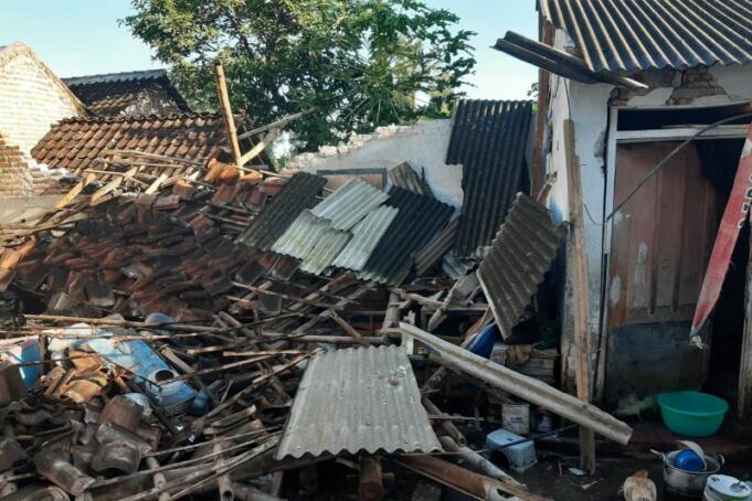 Reruntuhan Bangunan Rumah Akibat Gempa