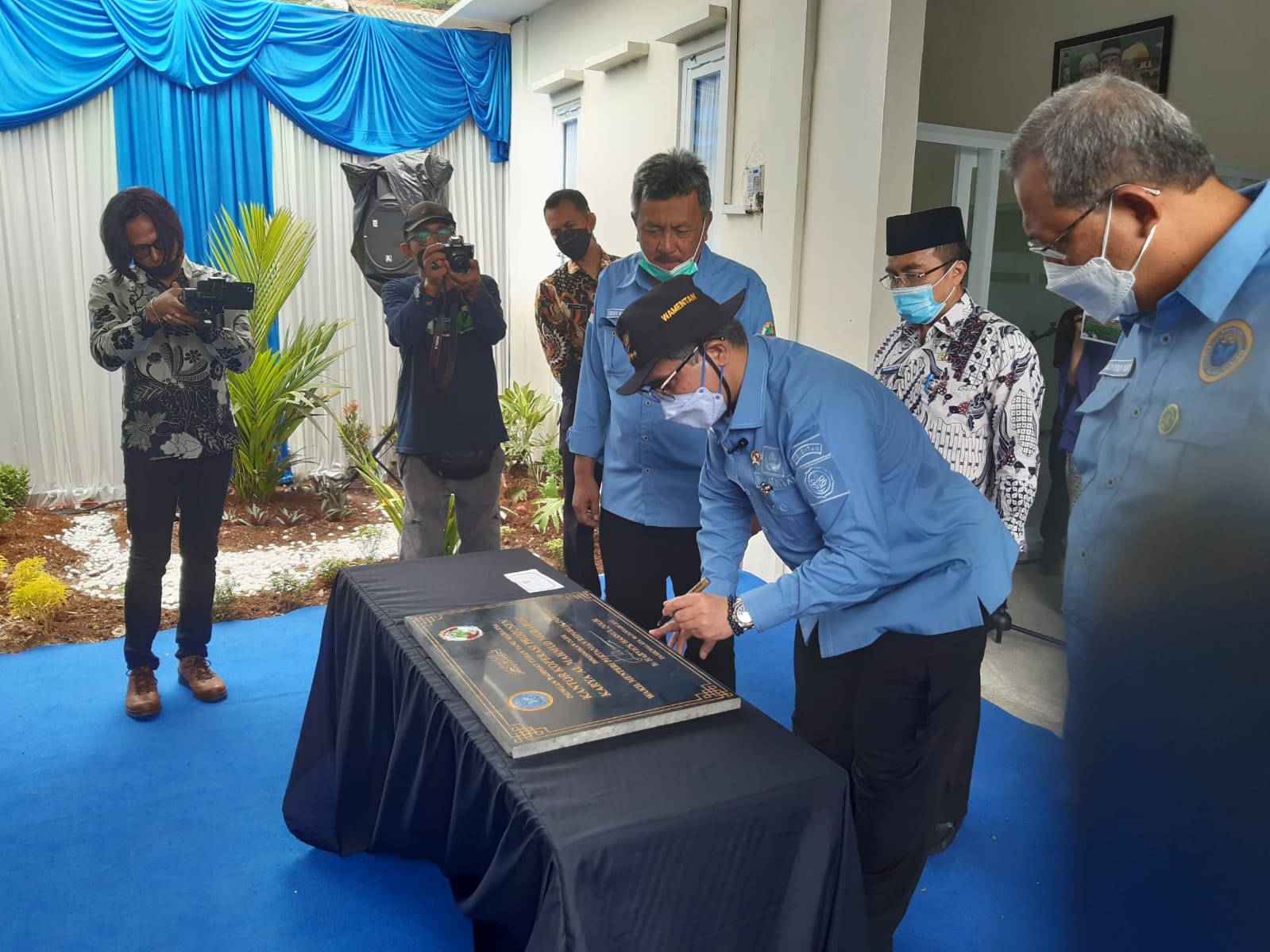 Wakil Menteri Pertanian (Wamentan) RI, Harvick Hasnul Qolbi meresmikan koperasi Produsen Karya Al Mahmud Mubarok (Kalam) yang bermarkas di Perum Balananjeur, Desa Sukamantri Kecamatan Ciawi, Kabupaten Tasikmalaya, Jawa Barat, Kamis (6/1/2022).