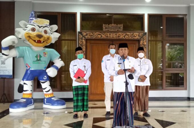 Bupati Jember Hendy Siswanto saat memberikan keterangan ke Awak media di pendopo Wahya Wibawa Graha Pemkab Jember. Foto: Aktual/Aziz.