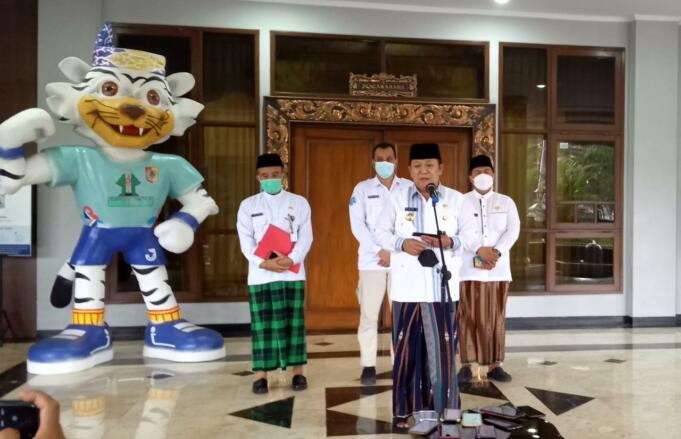 Bupati Jember Hendy Siswanto, saat menggelar konferensi pers di lantai dasar pendopo Wahya Wibawa Graha Pemkab Jember. Foto: Aktual/Aziz.