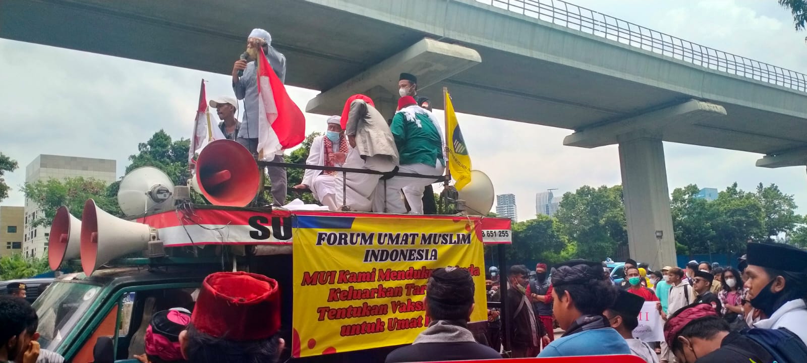 Situasi demonstrasi massa FUMI di depan kantor Kementerian Kesehatan RI, Jakarta, Senin (10/1/2022). Foto: Dede Eka Nurdiansyah/Aktual