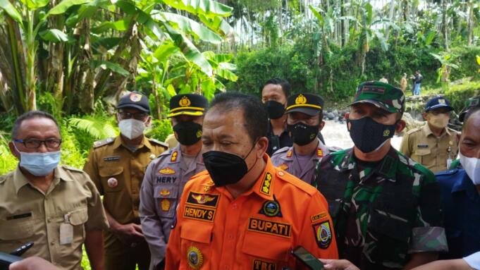 Bupati Jember Hendy Siswanto, sampaikan ke awak media saat peninjauan Jembatan terputus di desa klungkung, Kecamatan Sukorambi, Jember. Foto: Aktual/Aziz
