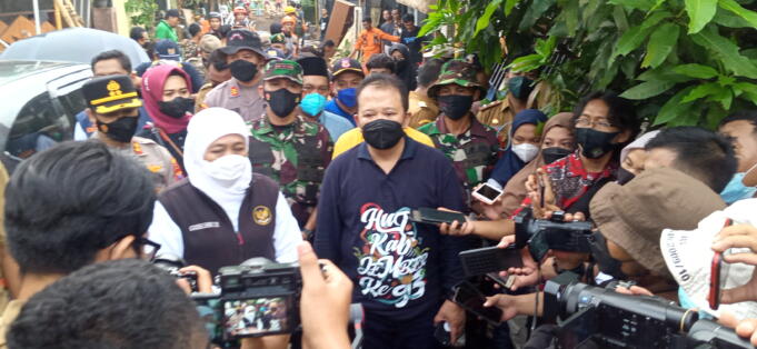 Gubernur Jatim Khofifah Indar parawansa, didampingi Forpimda Jember saat diwawancara awak media. Foto: Aktual/Aziz.