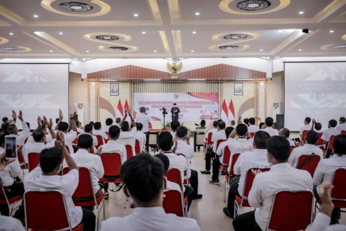 Bupati Jember Hendy Siswanto saat memberikan arahan terhadap sopir ambulan. Foto: Aktual/Aziz