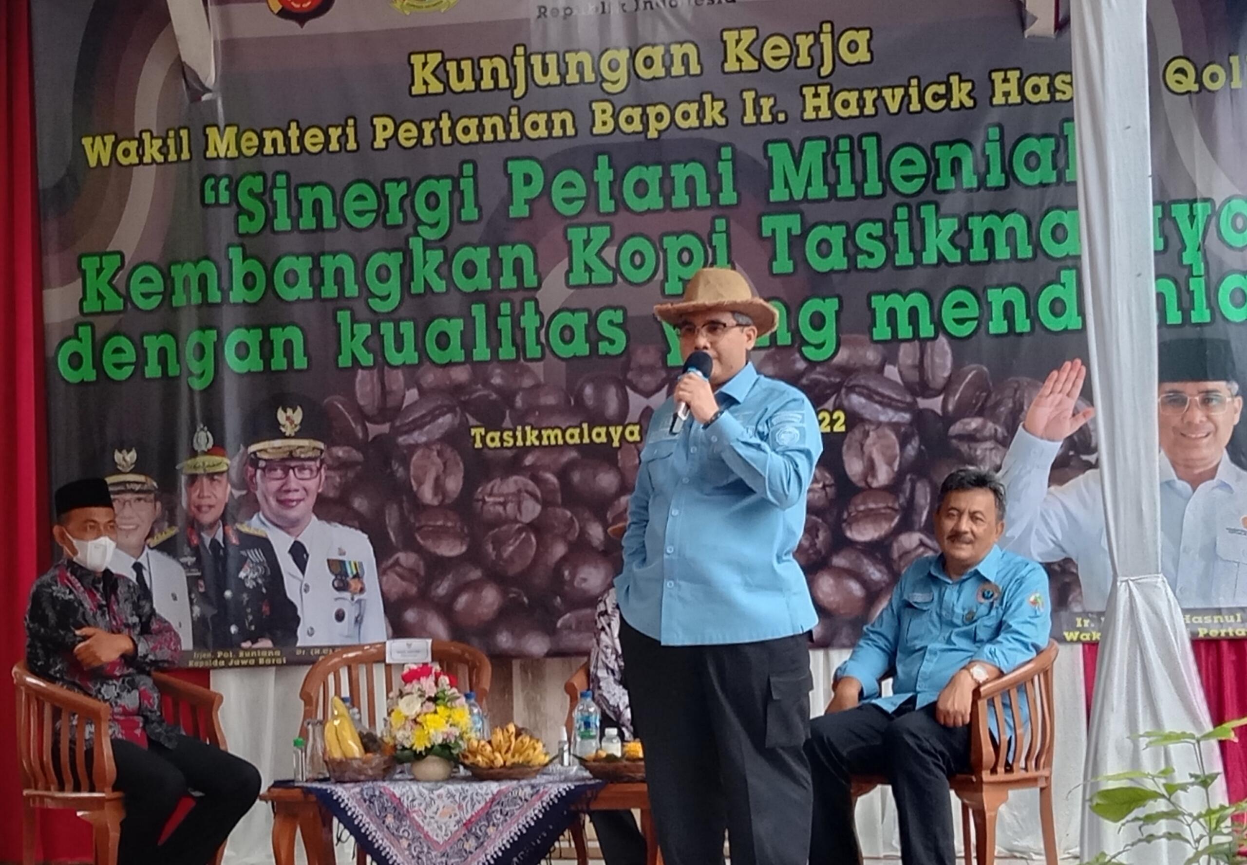 Wakil Menteri Pertanian (Wamentan), Harvick Hasnul Qolbi saat berdialog dengan para petani kopi di Bukit Jangihe Desa Guranteng, Kecamatan Pagerageung, Kabupaten Tasikmalaya, Kamis (6/1/2022). Foto: Hilmi/Aktual