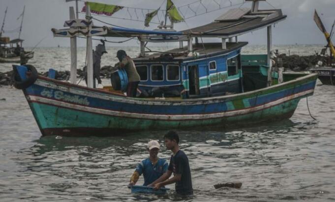 Nelayan membawa ikan hasil tangkapannya di Teluk Labuan, Pandeglang, Banten, Selasa (14/12)/Antara