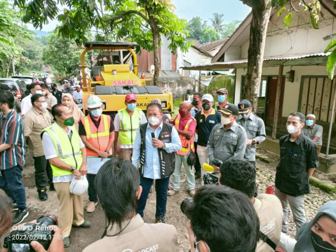 Bupati Jember Hendy Siswanto, saat melihat proses pengaspalan di Baban Silosanen, Desa pace, Silo. Foto. Aktual/Aziz.