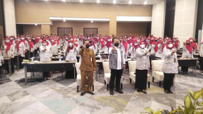 Peserta dari seluruh CoE (Center of Excellent) BKKBN se-Propinsi Jawa Timur di Hotel Meotel pada Selasa (15/2), disambut Bupati Jember, Hendy Siswanto. Foto: Aktual/Aminudin Aziz)